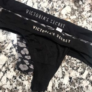 💜NWT💜 Victoria’s Secret Thong Panty! Set of 2!
